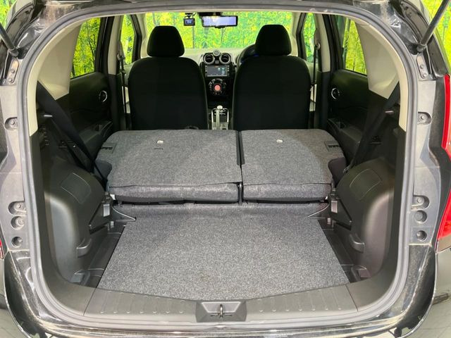普段のお買い物や通勤、送迎等に十分な荷室スペースを確保しております。セカンドシートを倒すと、大きな荷物の積載も可能です♪