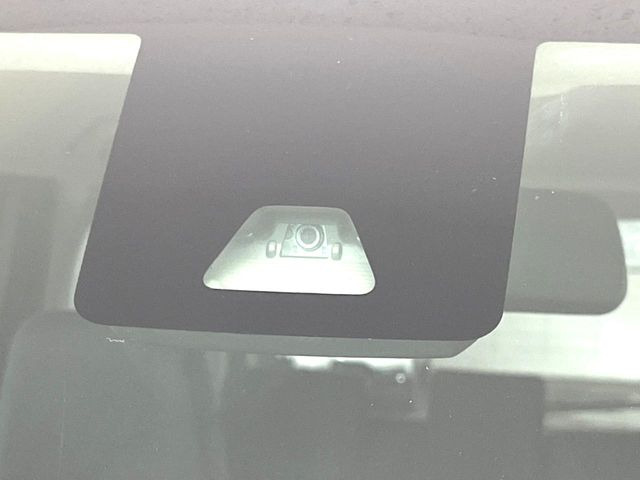 【スマートアシスト2】走行中に前方の車両等を認識し、衝突しそうな時は警報とブレーキで衝突回避と被害軽減をアシスト。より安全にドライブをお楽しみいただけます。