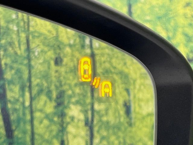 【ブラインドスポットモニタリング】走行中、ドアミラーの死角になりやすい箇所に後続車が接近するとサイドミラー付近に警告を表示、ドライバーに注意喚起をしてくれます。