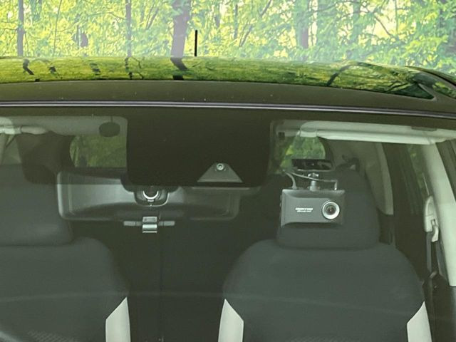 【エマージェンシーブレーキ】走行中に前方の車両等を認識し、衝突しそうな時は警報とブレーキで衝突回避と被害軽減をアシスト。より安全にドライブをお楽しみいただけます。