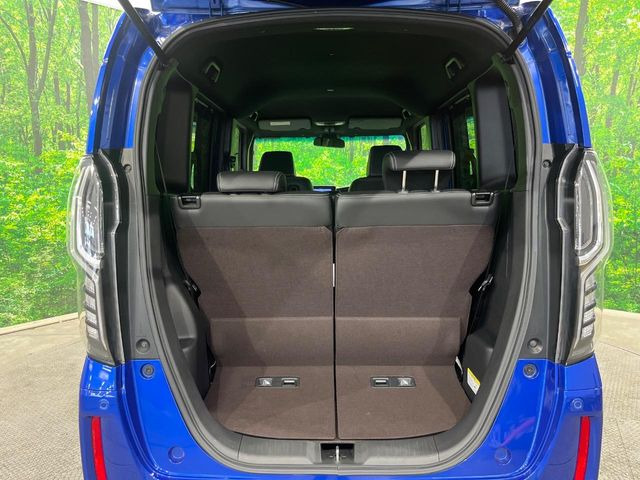 積み下ろしのしやすいデッキにはたっぷりと荷物を積み込んでいただけます。遊びから仕事まで、様々なシーンで頼れます♪