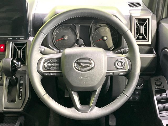 インテリアに合わせたデザインのステアリングは、運転される方のことも考え、運転しやすい形状、大きさです。是非一度、実際に触ってお確かめください。