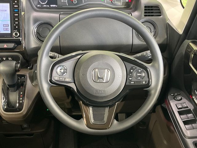 インテリアに合わせたデザインのステアリングは、運転される方のことも考え、運転しやすい形状、大きさです。是非一度、実際に触ってお確かめください。