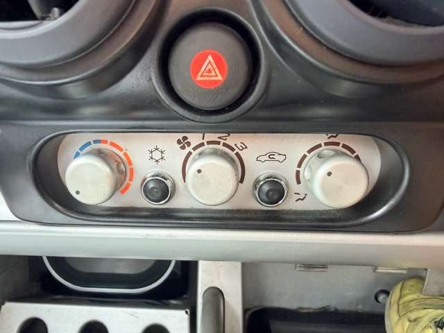 気になるお車がありましたら右の電話番号から直接お店にお問い合わせください。支払方法から車両情報、状態までなんでもご説明させて頂きます。スタッフ一同ご連絡お待ちしております。