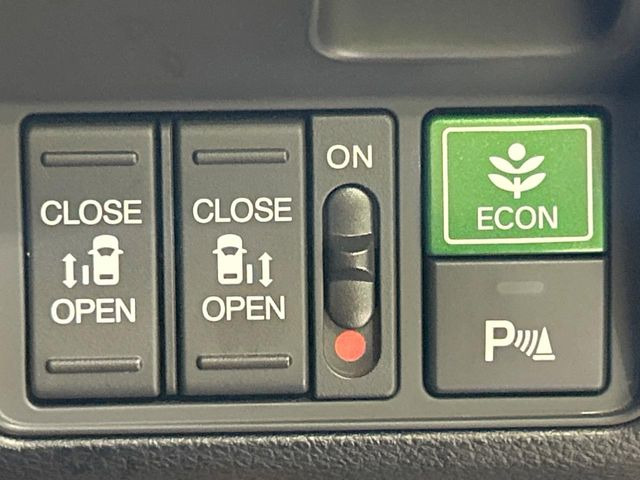 【両側パワースライドドア】スマートキーや運転席のスイッチで後席両側スライドドアの開閉が可能♪電動だから力を入れてドアを開ける必要が無く、小さなお子様でも簡単に開け閉めでき快適です♪