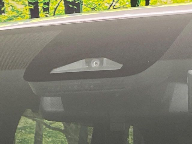 【プリクラッシュセーフティ】前方の車両等を検知し、衝突しそうな時は警報で注意を促し、ブレーキを踏む力をサポート。ブレーキを踏めなかった場合は衝突被害軽減ブレーキが作動、衝突回避をサポートします。
