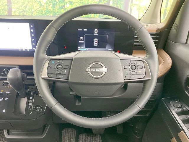 �C���e���A�ɍ��킹���f�U�C���̃X�e�A�����O�́A�^�]�������̂��Ƃ��l���A�^�]���₷���`��A�傫���ł��B�����x�A���ۂɐG���Ă��m���߂��������B