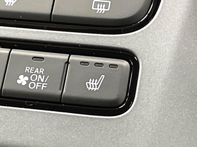 【シートヒーター】寒い日に重宝するシートヒーター!エアコンより早く温まってくれるので寒がりの人も安心ですね♪エアコンの温風は乾燥するから苦手、という方にもをおすすめです。