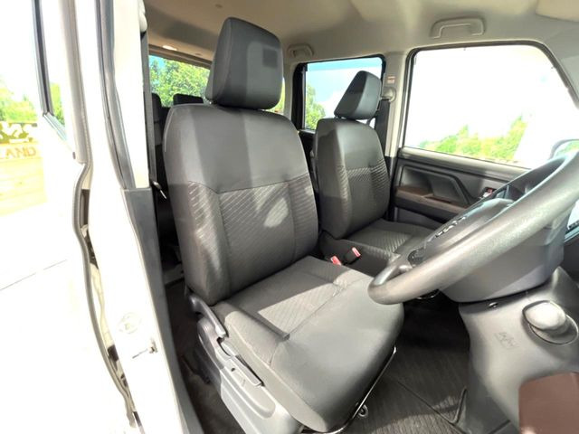 運転席シート廻りは使用感も少なく、良好な状態となっています。丁寧に使われていたことがよくわかりますね。