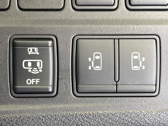 【ハンズフリー機能付き両側パワースライドドア】スライドドアの下に足先を入れてすぐ引くと、自動的にスライドドアが開閉します!荷物で両手がふさがった状態でも、ドアの開閉ができてとっても便利!