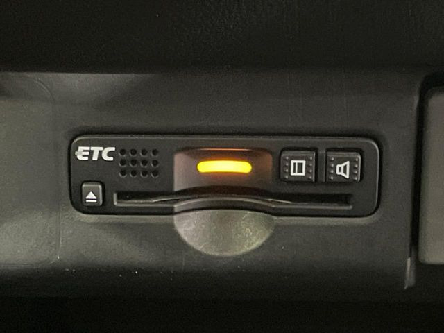 【オートエアコン】一度お好みの温度に設定すれば、車内の温度を検知し風量や温度を自動で調整。暑い&hellip;寒い&hellip;と何度もスイッチ操作をする必要はありません。快適な車内空間には必須の機能ですね♪
