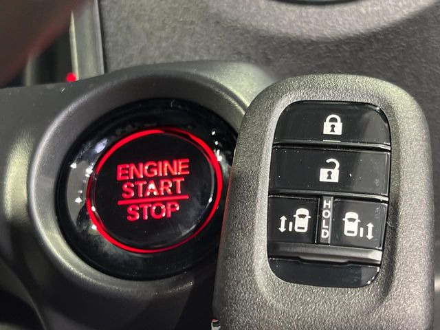 【Hondaスマートキー】カバンやポケットに入れたままでもドアの施錠・解錠が可能なスマートキーを装備。エンジンのオン・オフ時もカギを取り出す必要が無いからとっても便利です♪