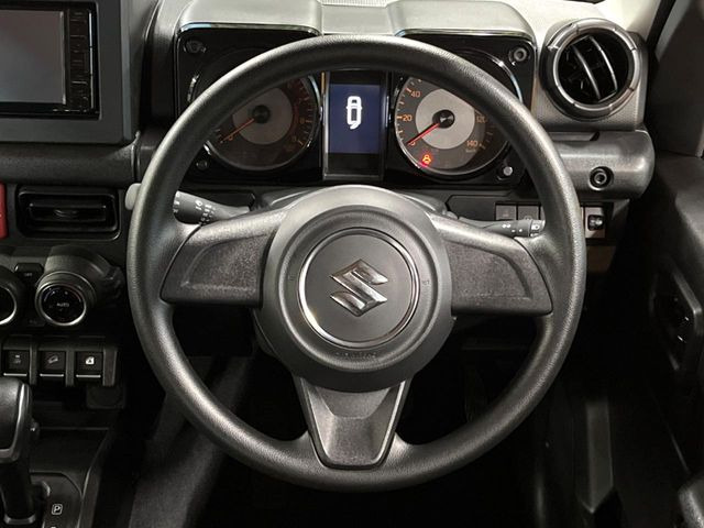 �C���e���A�ɍ��킹���f�U�C���̃X�e�A�����O�́A�^�]�������̂��Ƃ��l���A�^�]���₷���`��A�傫���ł��B�����x�A���ۂɐG���Ă��m���߂��������B