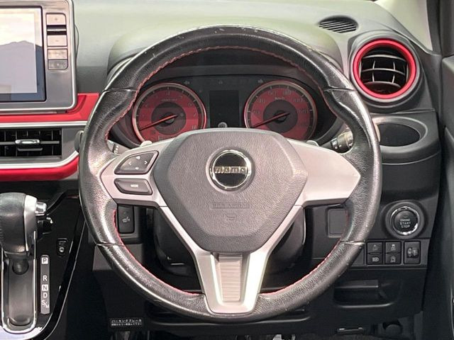 �C���e���A�ɍ��킹���f�U�C���̃X�e�A�����O�́A�^�]�������̂��Ƃ��l���A�^�]���₷���`��A�傫���ł��B�����x�A���ۂɐG���Ă��m���߂��������B