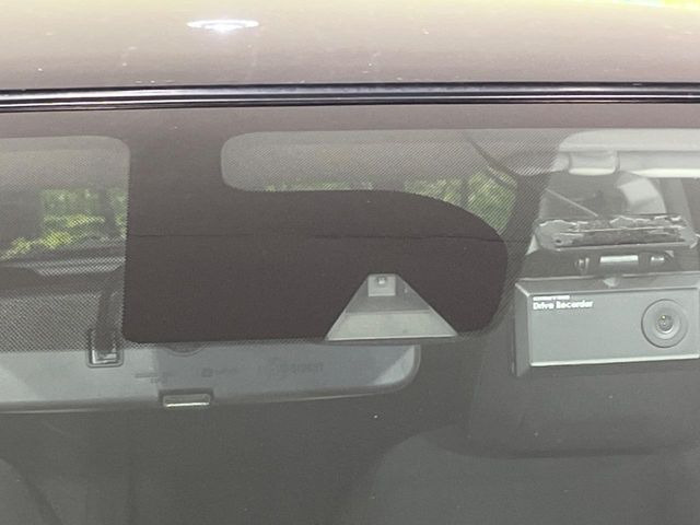 【エマージェンシーブレーキ】走行中に前方の車両等を認識し、衝突しそうな時は警報とブレーキで衝突回避と被害軽減をアシスト。より安全にドライブをお楽しみいただけます。