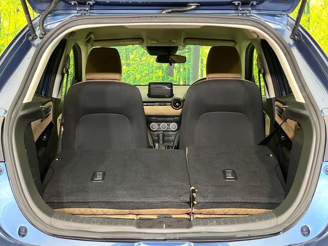 普段のお買い物や通勤、送迎等に十分な荷室スペースを確保しております。セカンドシートを倒すと、大きな荷物の積載も可能です♪