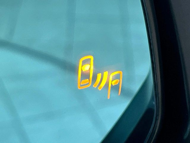 【ブラインドスポットモニター】走行中、ドアミラーの死角になりやすい箇所に後続車が接近するとサイドミラーのレンズに警告を表示!ドライバーに注意喚起をしてくれます。