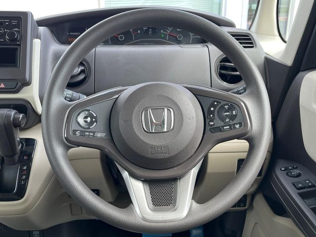 インテリアに合わせたデザインのステアリングは、運転される方のことも考え、運転しやすい形状、大きさです。是非一度、実際に触ってお確かめください。