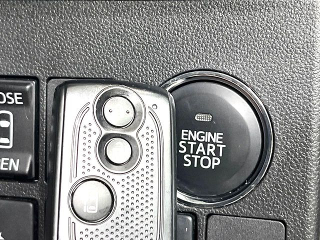 【キーフリーシステム】カバンやポケットに入れたままでもドアの施錠・解錠が可能なスマートキーを装備。エンジンのオン・オフ時もカギを取り出す必要が無いからとっても便利です♪