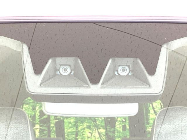 【スマートアシスト】走行中に前方の車両等を認識し、衝突しそうな時は警報とブレーキで衝突回避と被害軽減をアシスト。より安全にドライブをお楽しみいただけます。