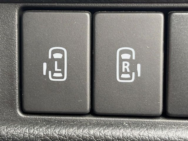 【両側パワースライドドア】スマートキーや運転席のスイッチで後席両側スライドドアの開閉が可能♪電動だから力を入れてドアを開ける必要が無く、小さなお子様でも簡単に開け閉めでき快適です♪