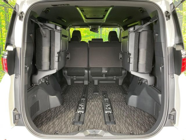 後席を格納すると、これだけの広さが!シーンに合わせたシートアレンジで、大きな荷物も積むことが出来ます♪