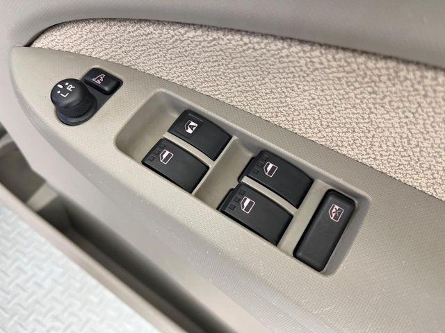 【電動格納ミラー】サイドミラーは電動格納式となっており、狭い駐車場でもキズがつくリスクを抑えられます。
