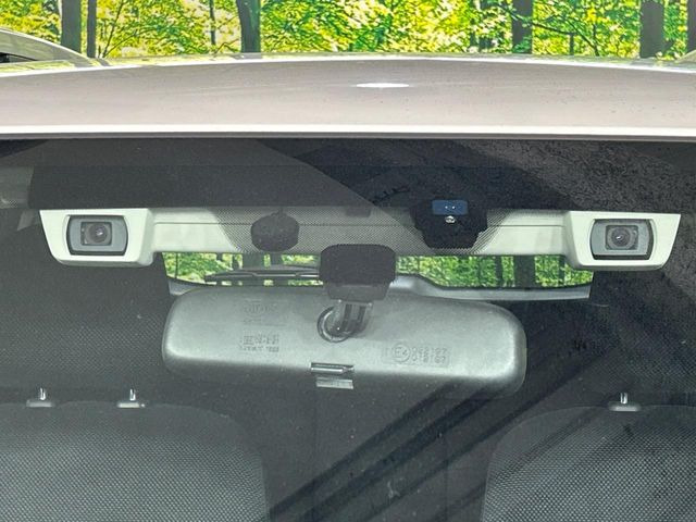 【アイサイトVer3】前方の車両等を検知し、衝突しそうな時は警報で注意を促し、ブレーキを踏む力をサポート。ブレーキを踏めなかった場合は衝突被害軽減ブレーキが作動、衝突回避をサポートします。
