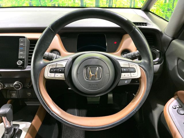 【純正革巻きステアリング】上質な革を使用することで、手にしっかり馴染みとても運転しやすいハンドルです♪