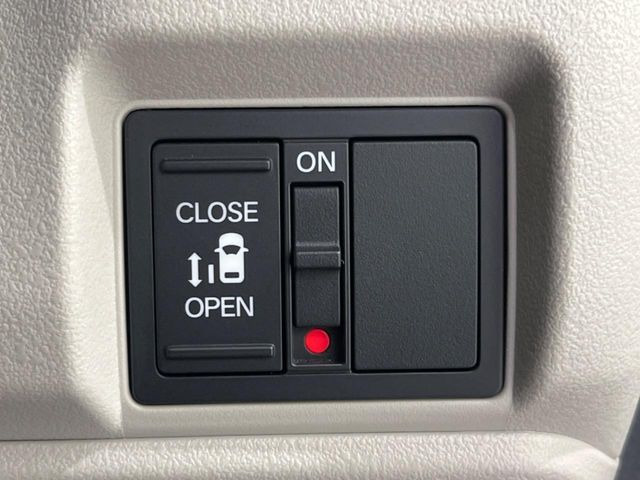 【パワースライドドア】スマートキーや運転席のスイッチでスライドドアの開閉が可能♪電動だから力を入れてドアを開ける必要が無く、小さいお子様でも、重い荷物を持っている時もラクに開け閉めできます♪