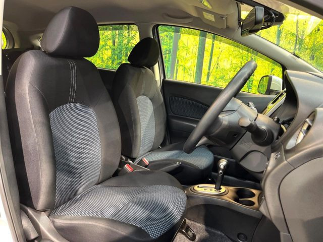 運転席まわりには十分なスペースがあり、大柄な方でもゆったり運転していただける環境です。