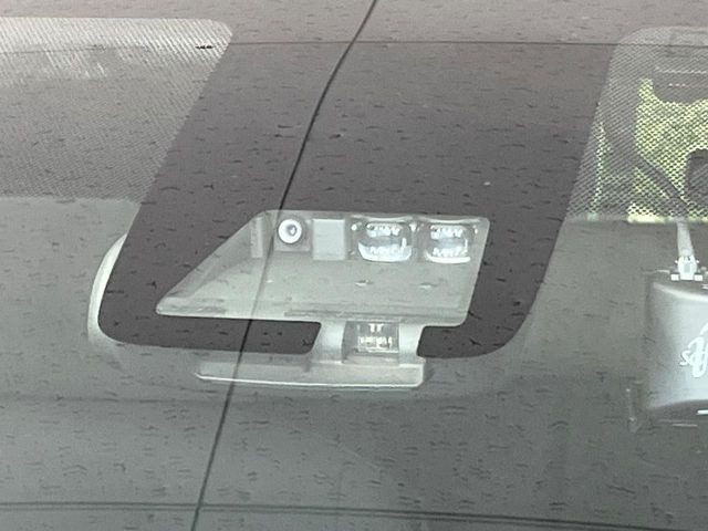 【トヨタセーフティセンス】走行中に前方の車両等を認識し、衝突しそうな時は警報とブレーキで衝突回避と被害軽減をアシスト。より安全にドライブをお楽しみいただけます。