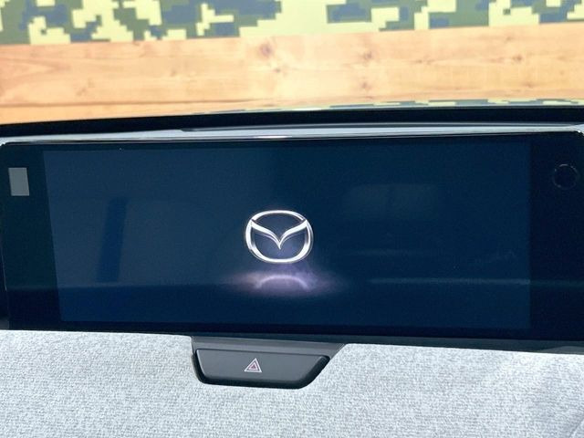 【12.3インチマツダコネクト】車内の雰囲気にマッチした大型ディスプレイ。スマホ接続でのナビ使用やBluetooth再生等、様々な機能が楽しめます。直感的なダイヤル操作が可能で、使い勝手も良好です。