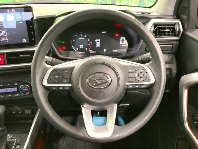 インテリアに合わせたデザインのステアリングは、運転される方のことも考え、運転しやすい形状、大きさです。是非一度、実際に触ってお確かめください。