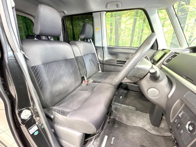 運転席シート廻りは使用感も少なく、良好な状態となっています。丁寧に使われていたことがよくわかりますね。