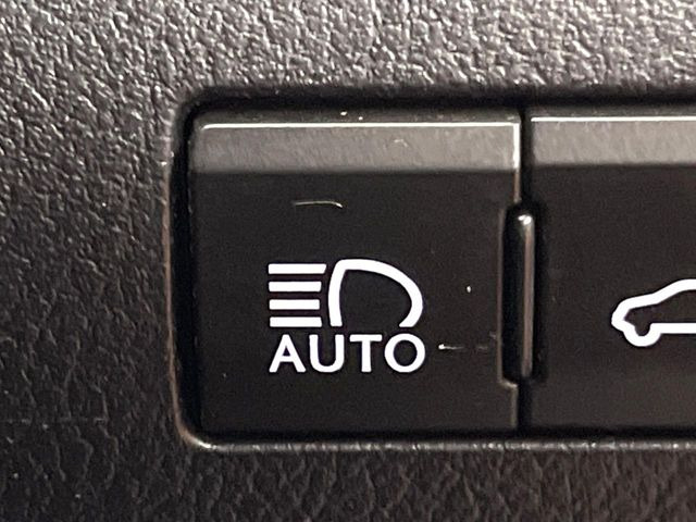 【アダプティブハイビーム】遠くまで明るく照らすハイビームを先行車や対向車に照射しない様、自動で調整!毎回手動で切り替える必要がなく、夜間走行時のストレスも軽減。安全性向上にも寄与します。