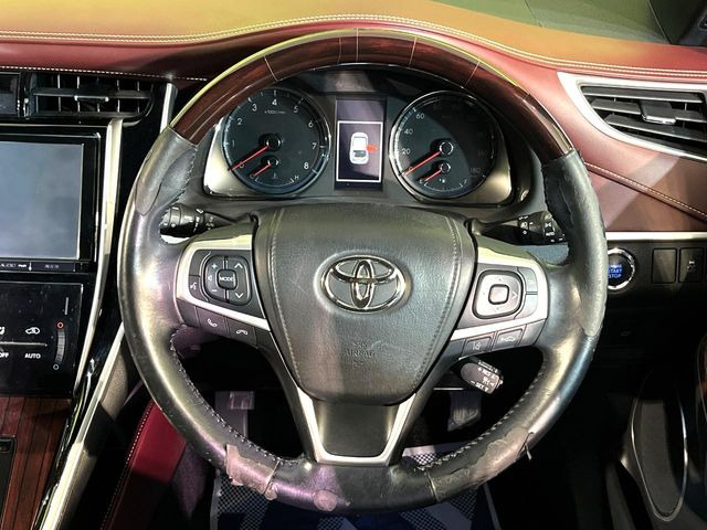 �C���e���A�ɍ��킹���f�U�C���̃X�e�A�����O�́A�^�]�������̂��Ƃ��l���A�^�]���₷���`��A�傫���ł��B�����x�A���ۂɐG���Ă��m���߂��������B