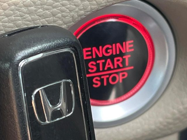 【Hondaスマートキー】カバンやポケットに入れたままでもドアの施錠・解錠が可能なスマートキーを装備。エンジンのオン・オフ時もカギを取り出す必要が無いからとっても便利です♪