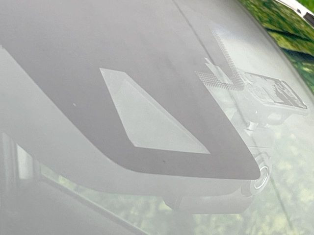 【プリクラッシュセーフティ】前方の車両等を検知し、衝突しそうな時は警報で注意を促し、ブレーキを踏む力をサポート。ブレーキを踏めなかった場合は衝突被害軽減ブレーキが作動、衝突回避をサポートします。