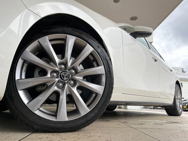 �y����18�C���`�A���~�z�C�[���z�O�ςɃ}�b�`���������A���~�z�C�[���𑕒����Ă���܂��B�e��ЊO�A���~�z�C�[����A�X�^�b�h���X�^�C�����戵�����Ă���܂��B���񂲑��k����������