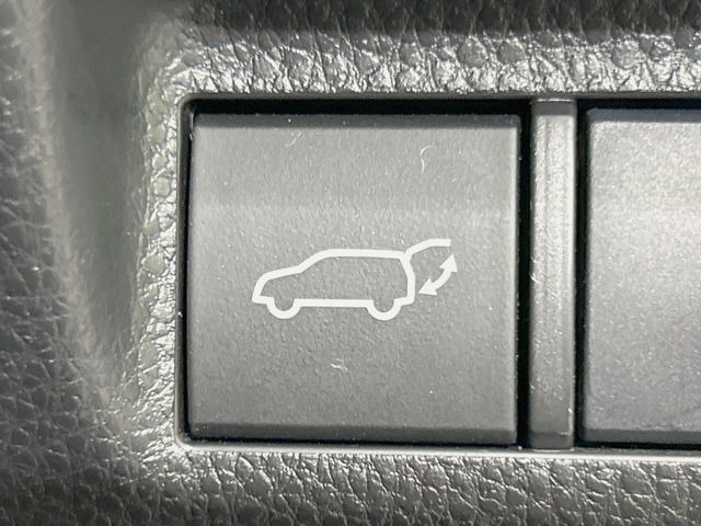 【パワーバックドア】スマートキーや運転席のボタンを押すだけでリアゲートが自動で開閉します!荷物を持っている時や、高い位置にあるバックドアを閉める際に便利な機能です♪