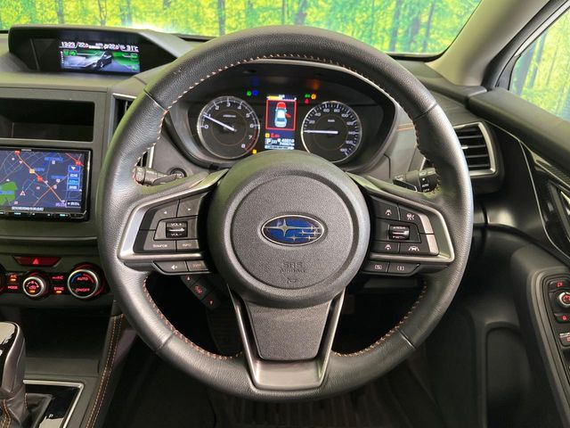 インテリアに合わせたデザインのステアリングは、運転される方のことも考え、運転しやすい形状、大きさです。是非一度、実際に触ってお確かめください。