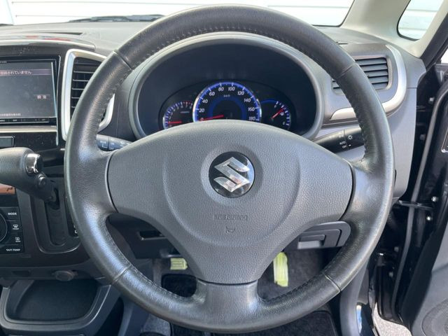 【純正革巻きステアリング】上質な革を使用することで、手にしっかり馴染みとても運転しやすいハンドルです♪