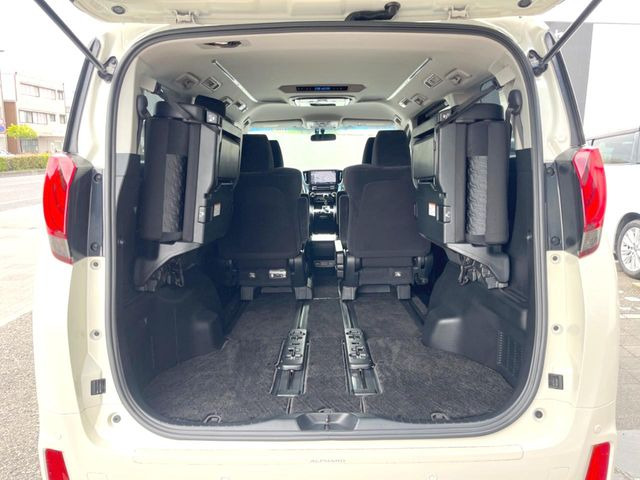 普段のお買い物や通勤、送迎等に十分な荷室スペースを確保しております。セカンドシートを倒すと、大きな荷物の積載も可能です♪