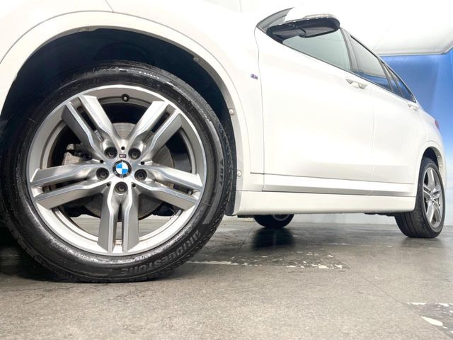 ●純正18インチアルミホイール:輸入車ならではの卓越した走りを支えるホイールと足回りです!日本車の走りに慣れている方にもぜひ体感して頂きたいほど、高いレベルでまとまっています!