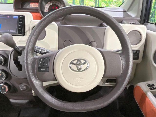 インテリアに合わせたデザインのステアリングは、運転される方のことも考え、運転しやすい形状、大きさです。是非一度、実際に触ってお確かめください。