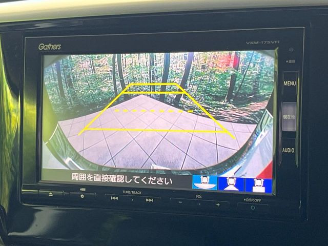 【バックカメラ】駐車時に後方がリアルタイム映像で確認できます。大型商業施設や立体駐車場での駐車時や、夜間のバック時に大活躍!運転スキルに関わらず、今や必須となった装備のひとつです!