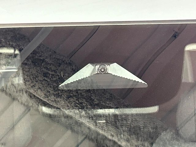 【ホンダセンシング】走行中に前方の車両等を認識し、衝突しそうな時は警報とブレーキで衝突回避と被害軽減をアシスト。より安全にドライブをお楽しみいただけます。