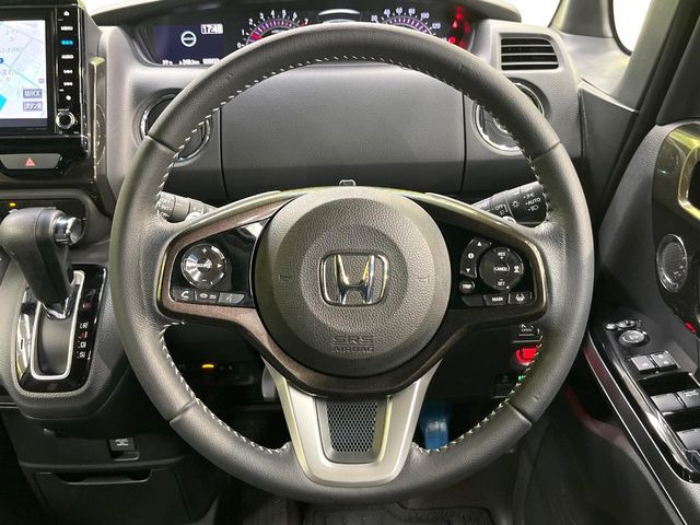 【ステアリングスイッチ】運転中、前方から目線をそらすことなく、オーディオ等の操作が可能な便利機能!安心&快適なドライブを演出してくれます♪