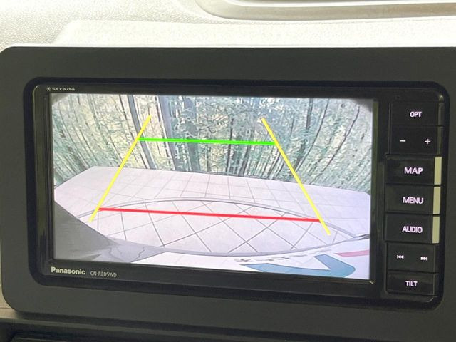 【バックカメラ】駐車時に後方がリアルタイム映像で確認できます。大型商業施設や立体駐車場での駐車時や、夜間のバック時に大活躍!運転スキルに関わらず、今や必須となった装備のひとつです!
